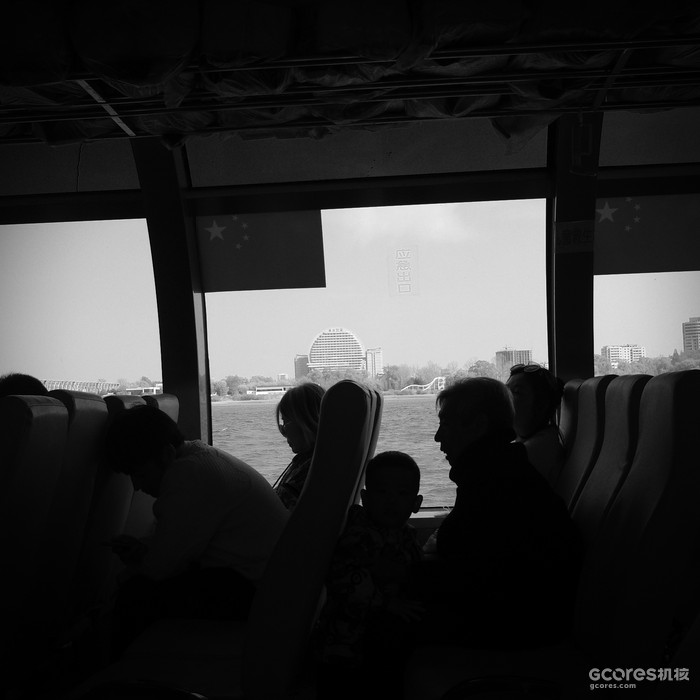 作为游客难免对这个神秘国度有猎奇心态,但面对平平无奇的对岸景观,老人们提不起兴趣,小孩更不知道看些什么。