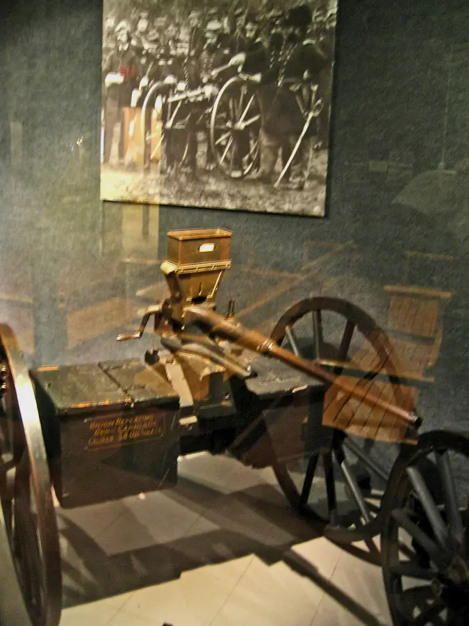 威尔逊·阿格尔发明的“咖啡磨机枪”，原理类似手动转动转轮的左轮手枪