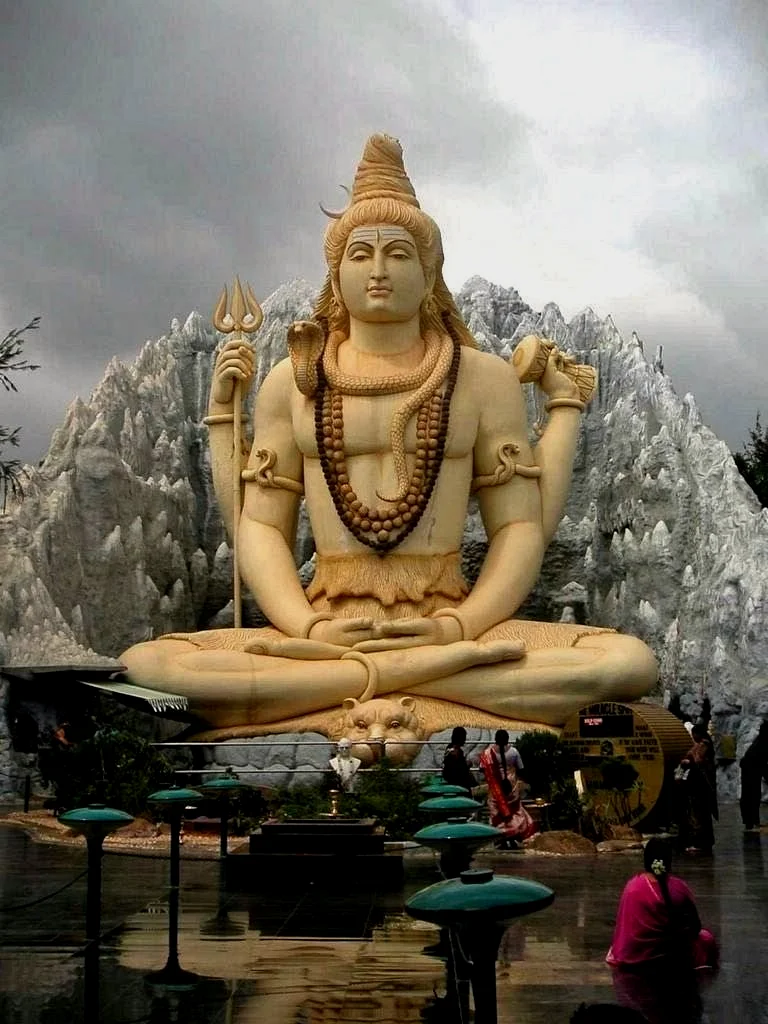 在班加罗尔的湿婆冥想神像