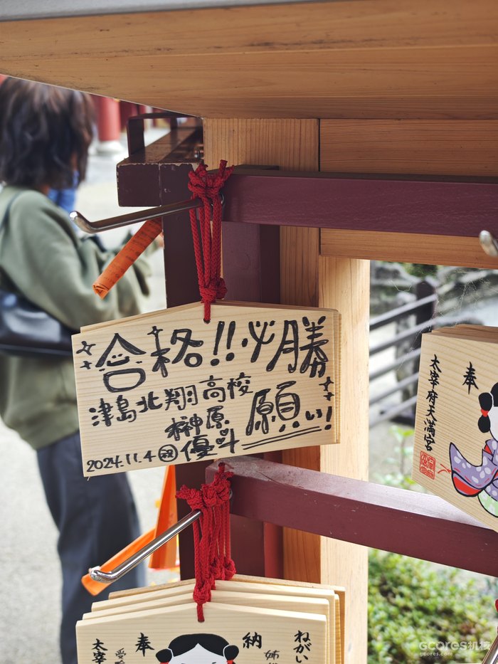 神社内的绘马架上都是祈愿考试通过的内容2