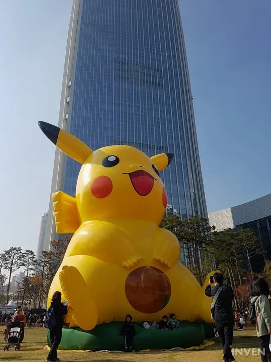 高达12米的巨型皮卡丘