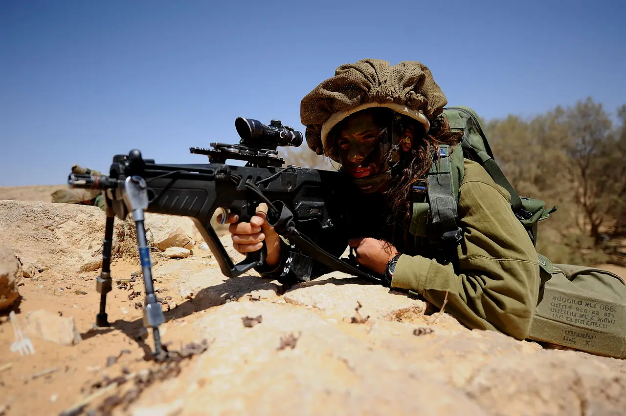 第33步兵营的女兵，她的武器是一挺以色列国产的“塔沃尔”无托步枪，这是新兵的制式装备
