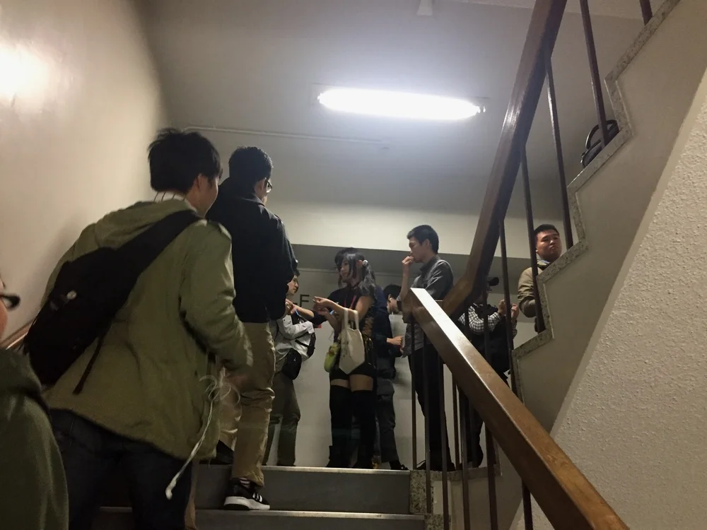 在排队过程中就已经开始售票了，这位妹子就是展方的售票工作人员