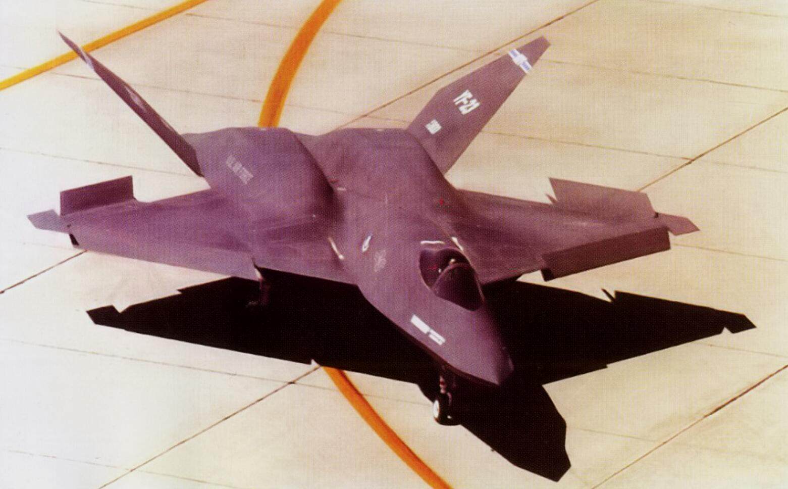 YF-23并没有传统的减速板结构，降落时，主翼后缘的副翼与前后缘襟翼会分别向上下弯折以发挥必要的减速作用。全动式尾翼根部几乎与主翼面根部紧邻，这样的近距离耦合式（close couple）设计使得主翼面与尾翼间产生互相作用的流场。这样的设计使得俯仰与偏航运动时拥有较低的惯性力矩与阻力，配合静不稳定性设计，机体能够迅速的改变姿态。这是直接继承CDI阶段敏捷战斗机（AMF）的成果