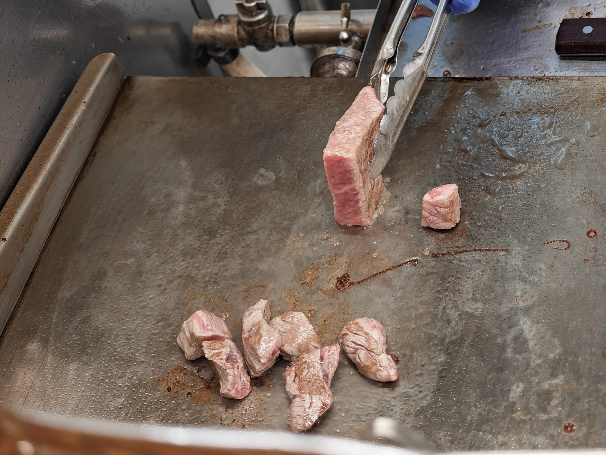 厨师展示烤肉