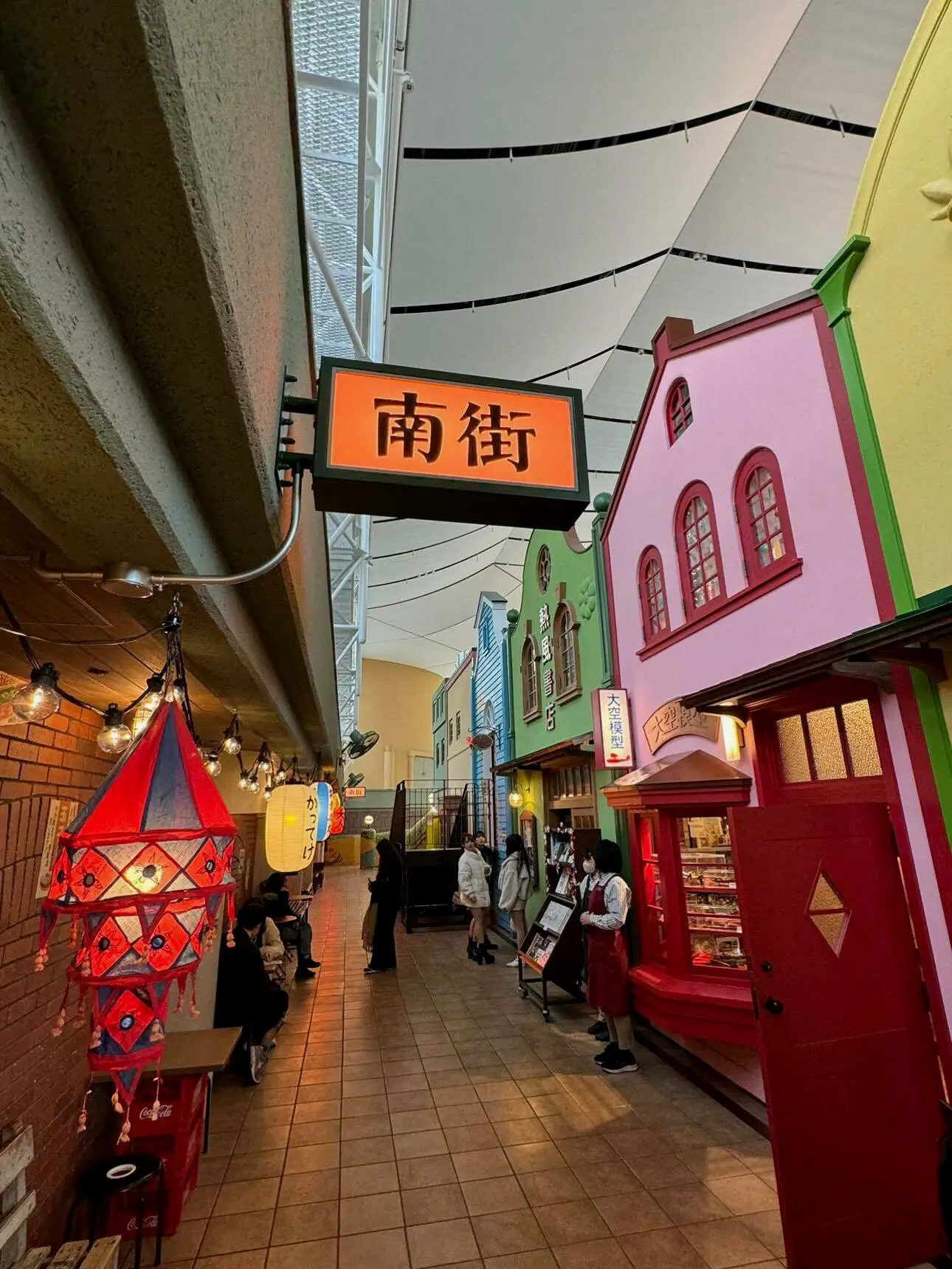 从另一个方向拍摄的美食街