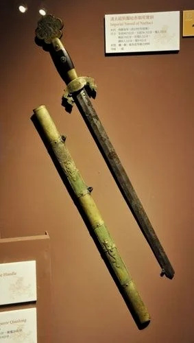 努尔哈赤佩剑，这个似乎就是个高级指挥棒而已，并非雁翎刀那样的实战兵器。