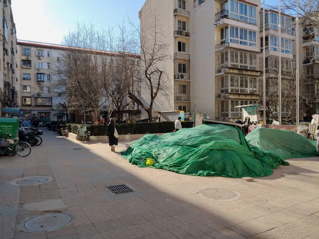 可惜广场被临时占用了，看了看很多单元门上贴的通知好像是在搞地下管道更换之类的，挖出来的土啥的好像就临时堆在这了。