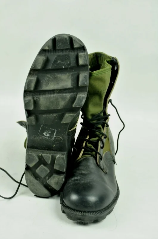 越战后期用到90年代的著名的巴拿马底丛林靴，粗大的花纹可以将泥从中间挤出两侧