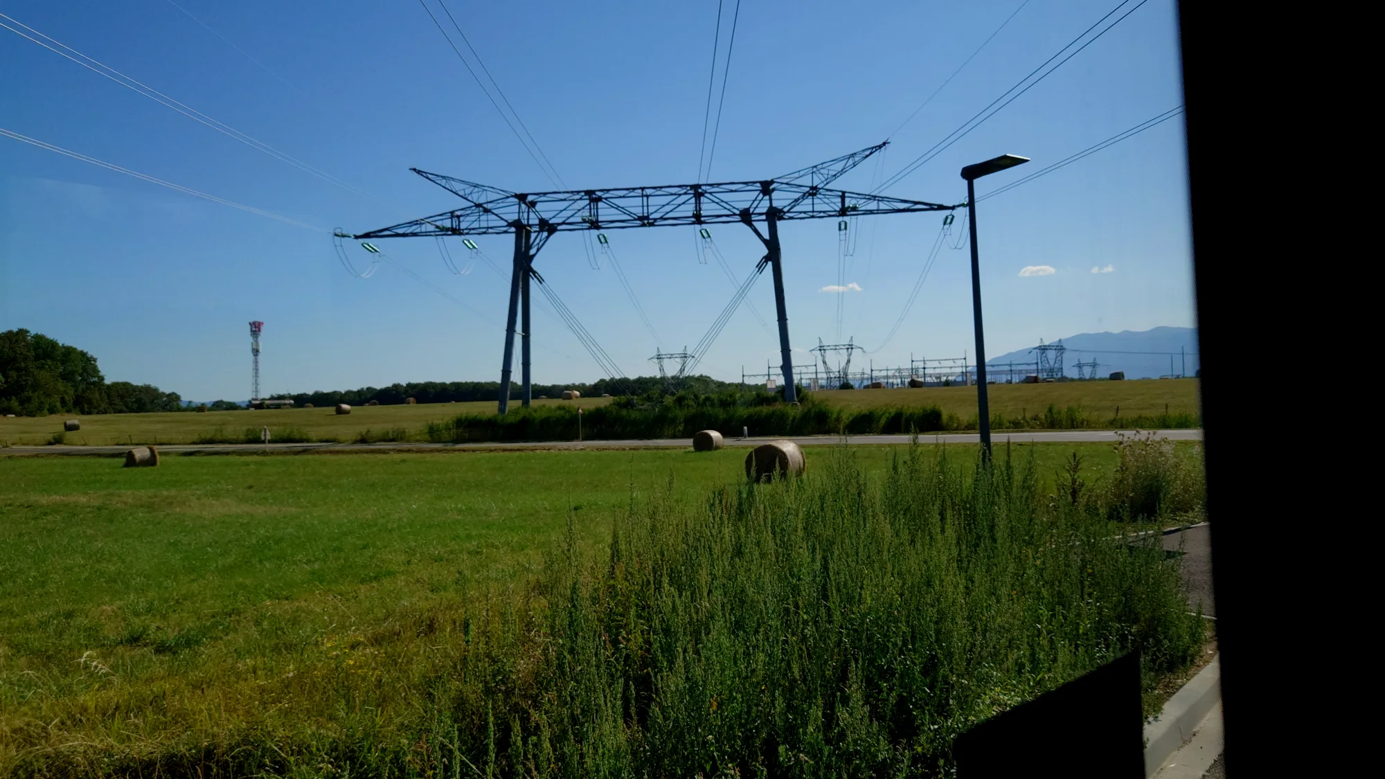 CERN法国侧的某个小门外，很多高压电线杆，庵野秀明一定很喜欢这。