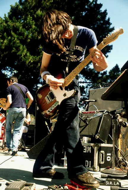 照片：Jonny 于 1995年4月3日，在 San Francisco 的 Justin Herman Plaza 演奏旧用 Tele No1（由 J.Blakesberg 拍摄）
