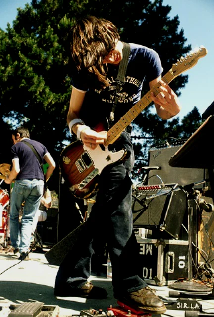 照片：Jonny 于 1995年4月3日，在 San Francisco 的 Justin Herman Plaza 演奏旧用 Tele No1（由 J.Blakesberg 拍摄）
