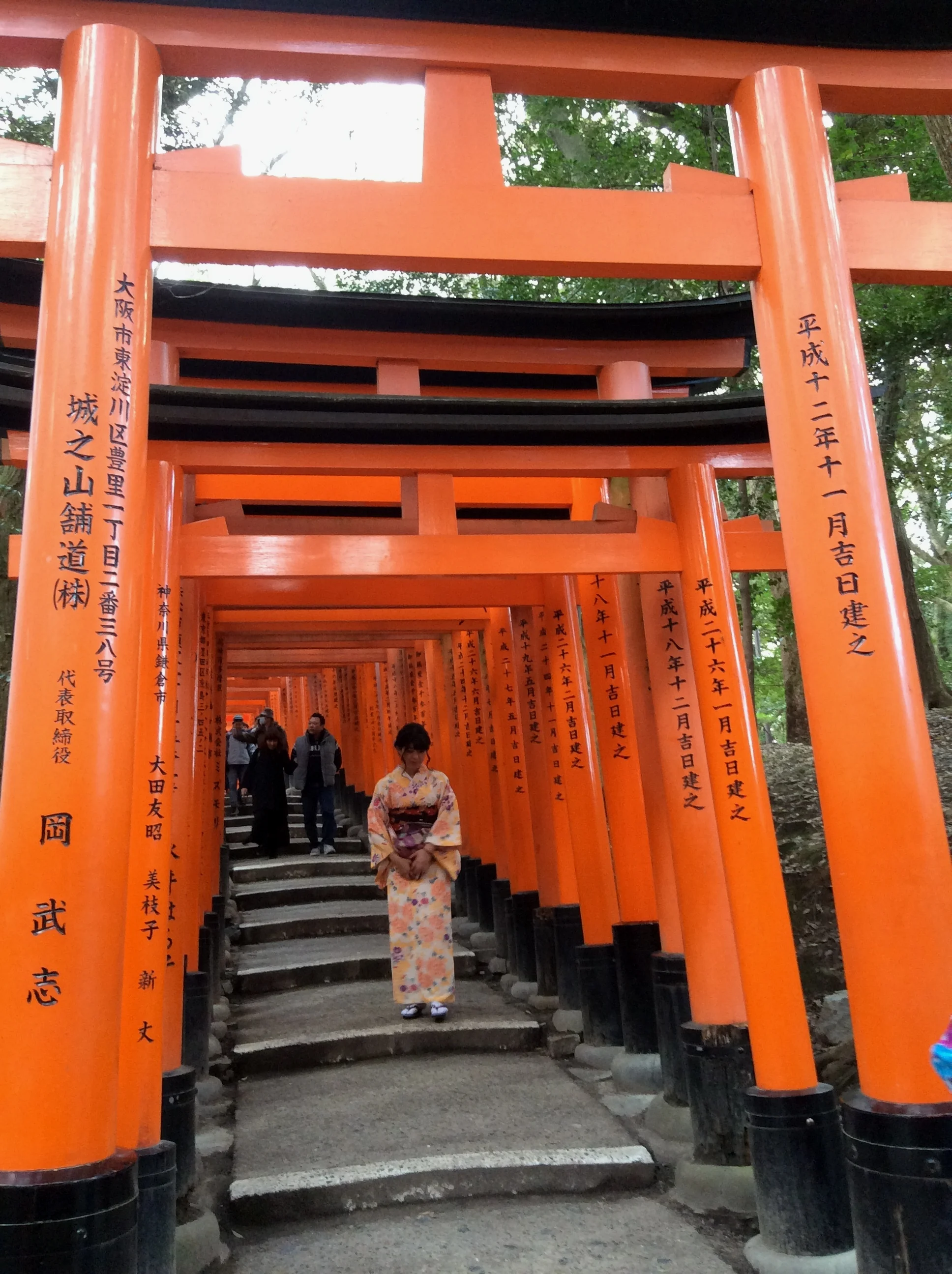 “千本鸟居”与穿和服的游客