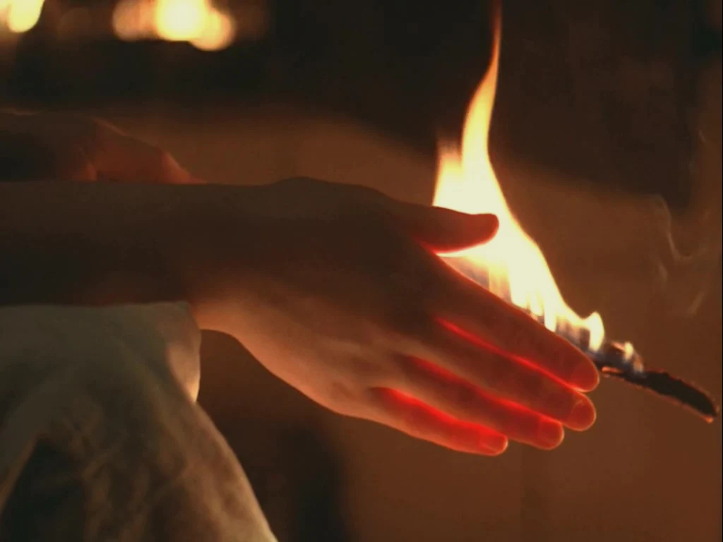 一只手感受火的温暖