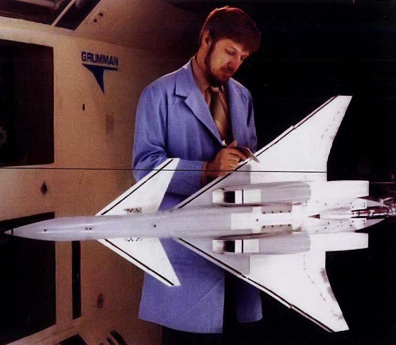 格鲁曼依旧在CDI研究阶段使用传统的鸭翼+后掠翼设计。整体设计明显偏向高机动性与超音速性能。