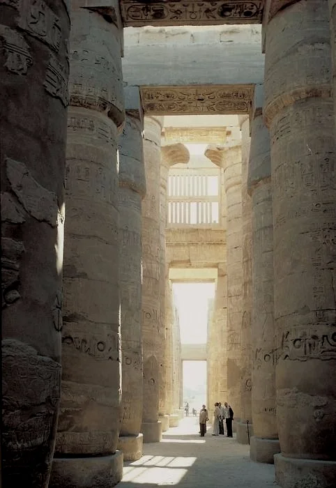 阿蒙神庙内硕大的柱子