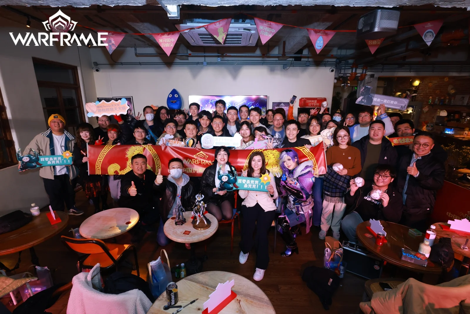 Warframe玩家见面会玩“疯”了！国区仓鼠贴脸“催更”莲妈反被夸？