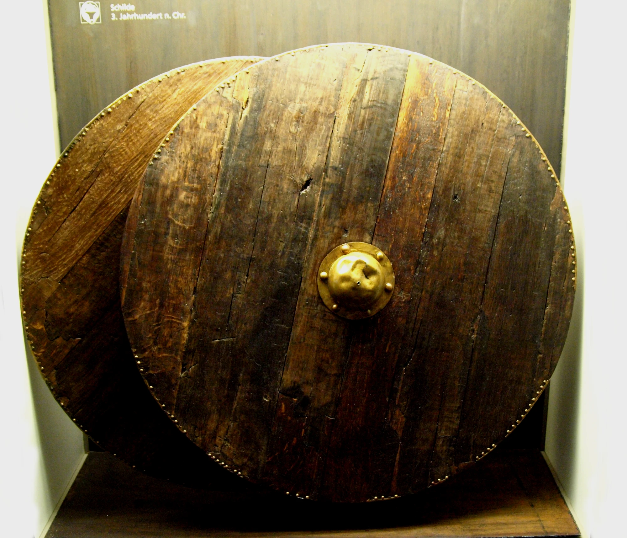 两个于德国出土的圆木盾（约公元3世纪）