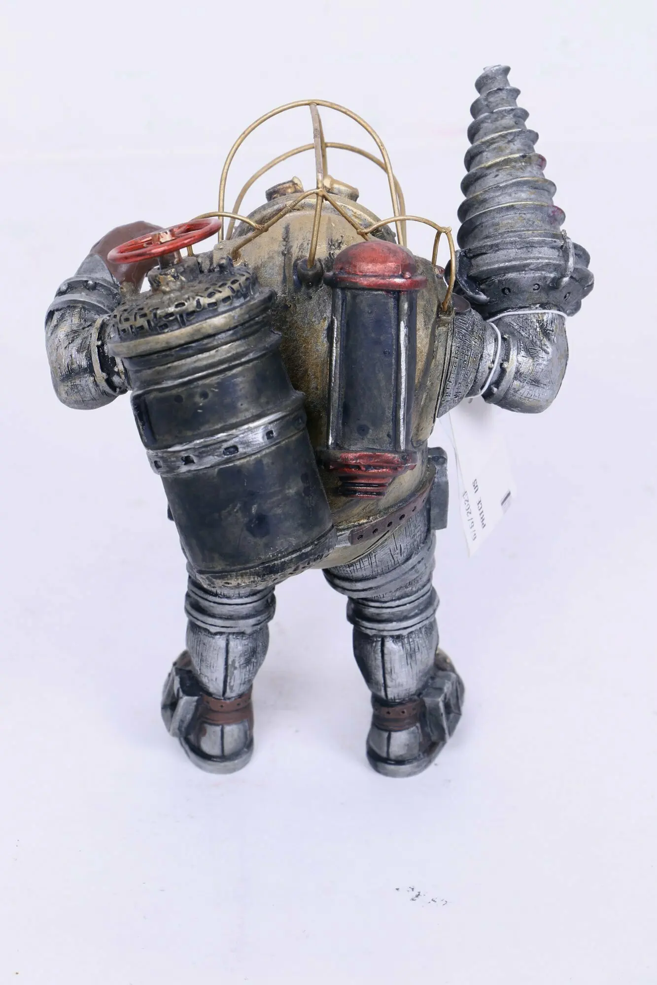 拍卖网站的大老爹小雕像
（网址：https://www.auctionninja.com/waterbury-auction-gallery/product/bioshock-2-subject-delta-sculpture-action-figure-new-with-tag-304764.html）