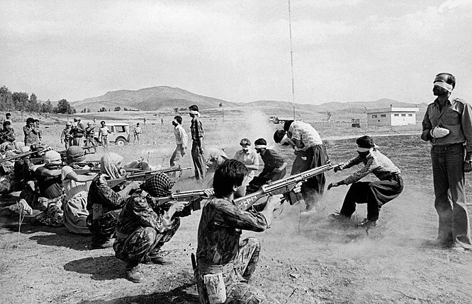 1980年普利策最佳摄影奖，11名库尔德人被阿亚图拉·霍梅尼的伊斯兰支持者枪杀