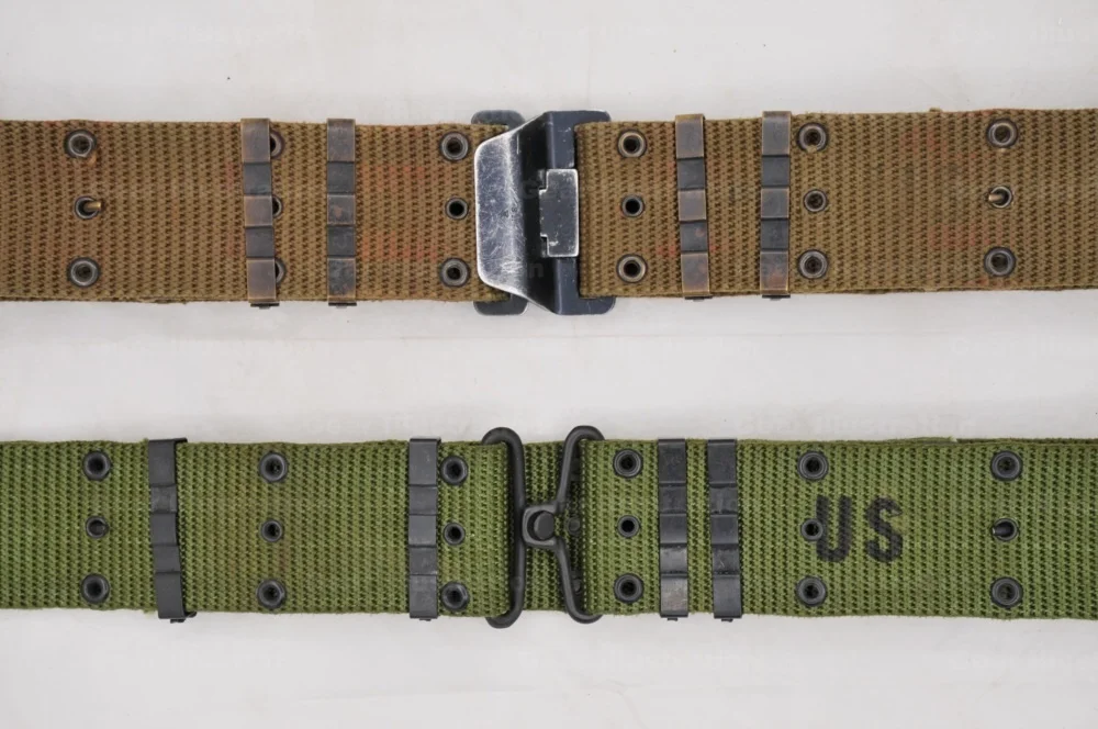 M-1967 LLCE装具的腰带，分戴维斯扣（上）和铜搭扣（下）两种