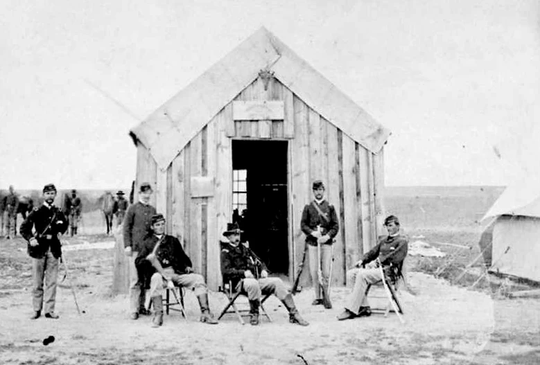 1867年，堪萨斯州华莱士堡的军官合影。特纳在左二位置。
