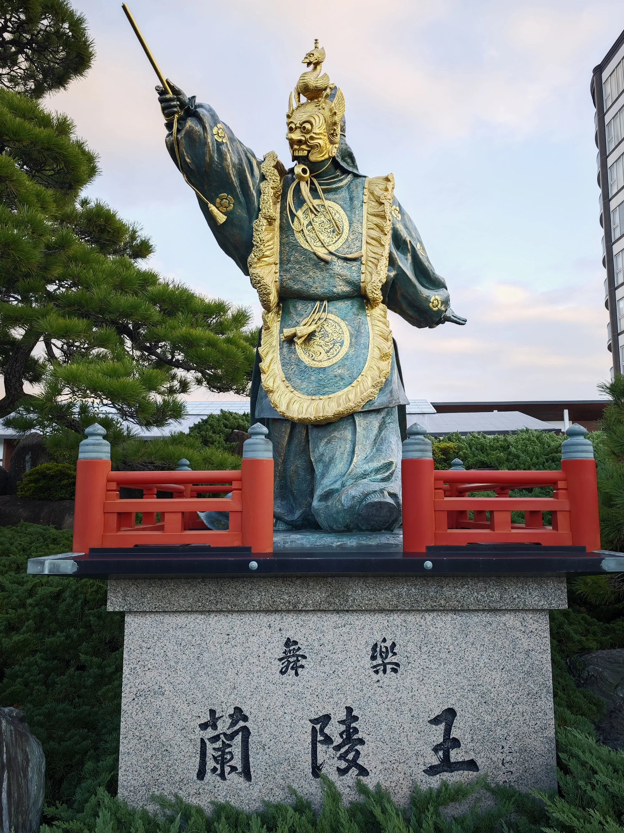 严岛神社自唐朝传来，保存至今的雅乐《兰陵王入阵曲》作为日本的非物质文化遗产，常在一些的日本古装剧中登场。图为“宫岛口”汽船站前的舞乐雕像。