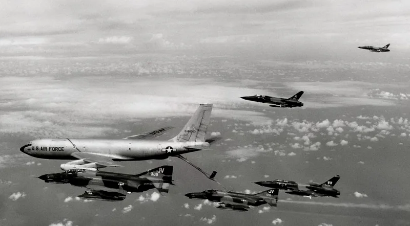 1972年5月10日，美海军和空军的F-4J和F-4D一日之内就击落了11架米格战斗机，自身损失4架，体系化空战模式已经初露峥嵘