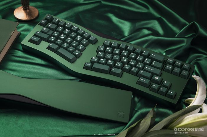 木韵盈怀,指间的心流律动:千元级木质Alice键盘——AMX60简评 木韵盈怀,指间的心流律动:千元级木质Alice键盘——AMX60简评