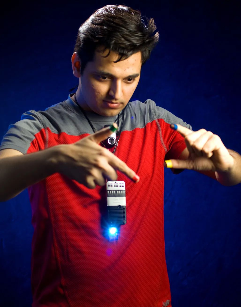 2012 年，Pranav Mistry 佩戴了一个类似的设备，他与Maes和Chang将其命名为“WUW”，为“Wear yoUr World”