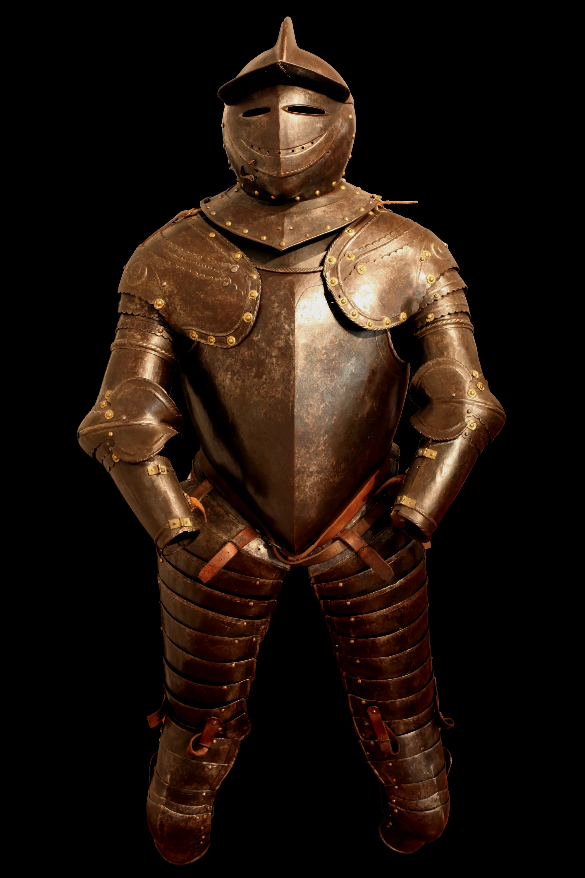 17世纪早期的胸甲骑兵用四分之三甲，这是一件大批量制造的盔甲，重量大概在32-45kg之间，厚度约有4mm（参考过去的全身板甲一般是1-2mm，而四分之三甲是这个的2倍）