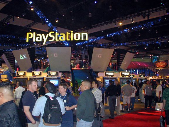 2002年E3展会现场的景象。