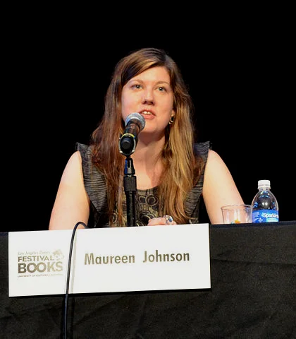 Maureen Johnson，配了一个被遣散的实习生。这位其实是个作家，还挺高产，04年至今几乎每年都有作品。然而并没有读过，主要是机核末日戏法节目介绍过的YA类作品