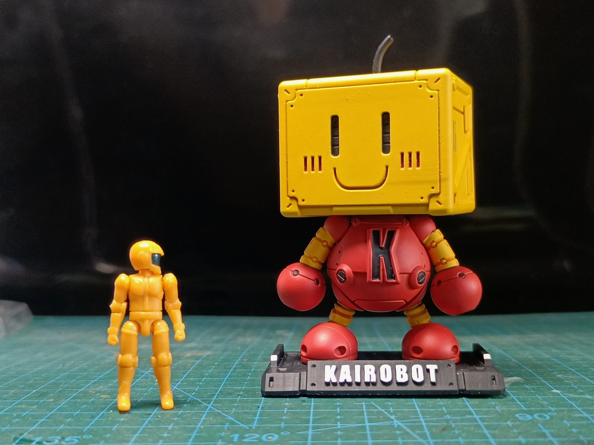 和小人尺寸对比能看出来只有6CM。