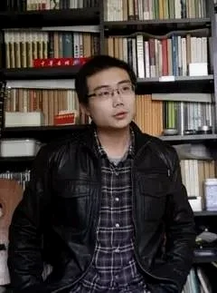 姬赓，也就是我说的基老师。乐队的贝斯与谱词人。现实生活中他是河北师大的一名英语教师。万青的词一向高深难测，不得不佩服基老师的文学功底。