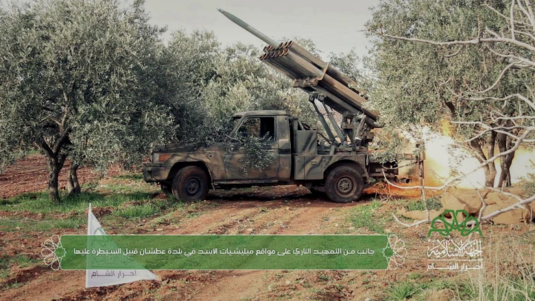 叙利亚萨拉菲斯特组织的火箭炮，搭载于一辆皮卡上，似乎是122mm“冰雹”