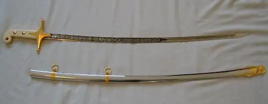 美海军陆战队的“马穆鲁克”军官剑，剑柄用象牙制作，外形上相比真正的“马穆鲁克剑”来说更加细长笔直