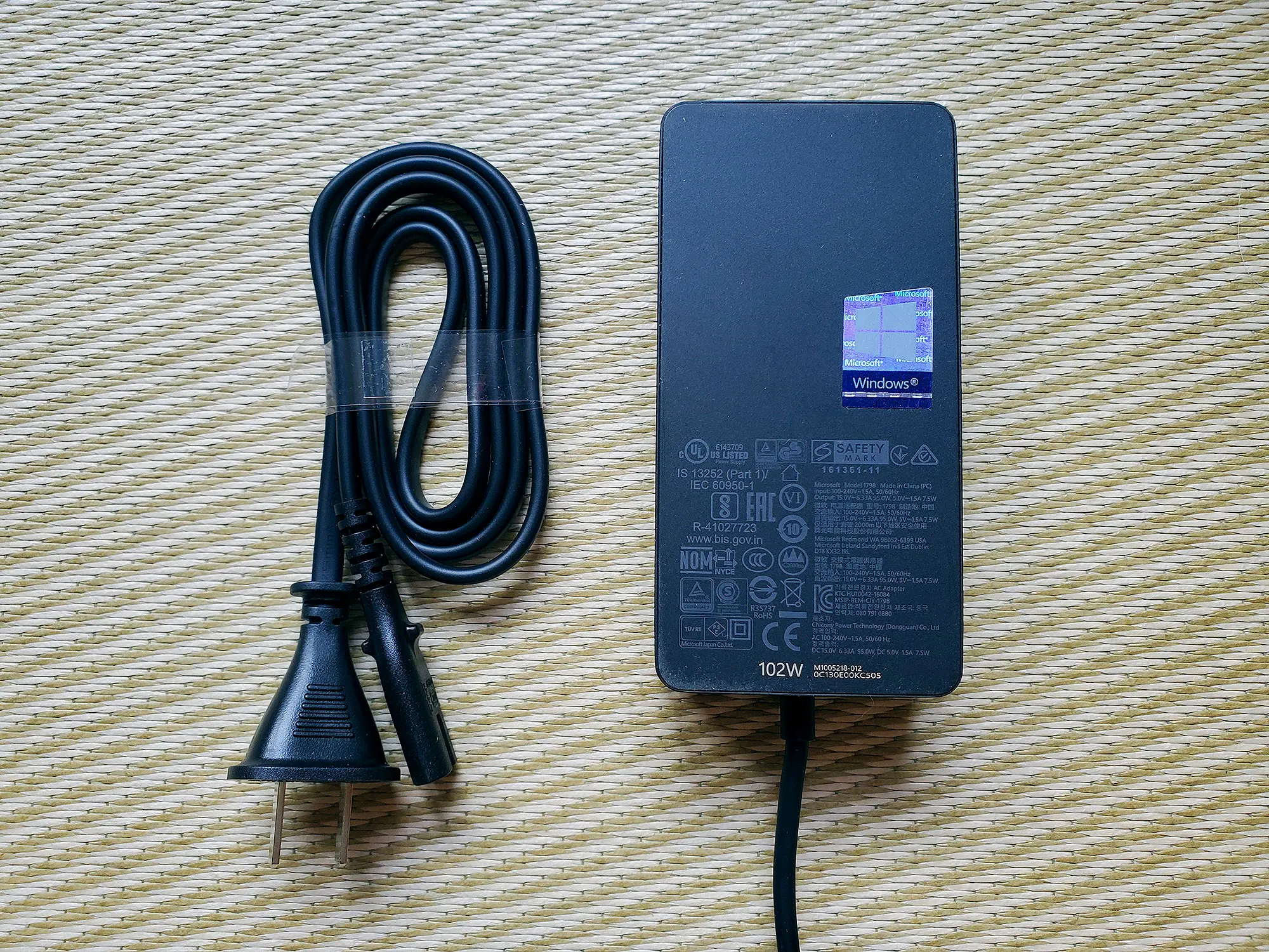 电源适配器上还附带了一个USB接口，方便用户在使用单脑的时候给自己的其他设备如手机等进行充电