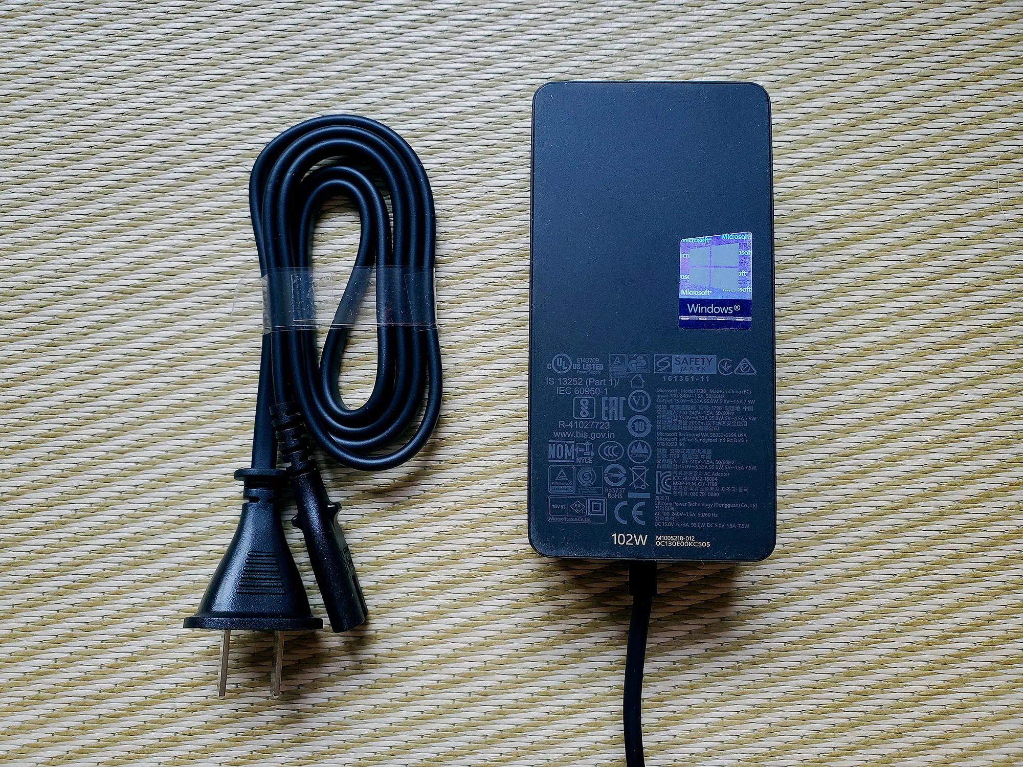 电源适配器上还附带了一个USB接口，方便用户在使用单脑的时候给自己的其他设备如手机等进行充电