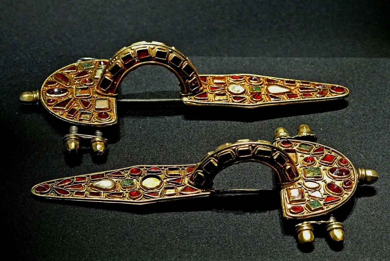 维也纳艺术博物馆的胸针，其能够追溯到5世纪初，可能来自格皮德人