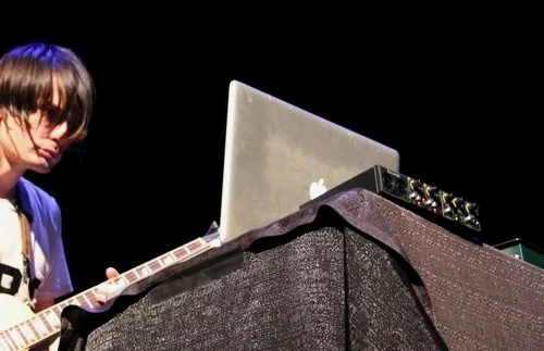 2014年 Big Ears 音乐节的 Electric Counterpoint 表演上的电脑配置。请注意 Focusrite Saffire 6 USB 声卡在这里完全只被用来让笔记本提供高质量音频输出，所以前面没有输入口被使用。
