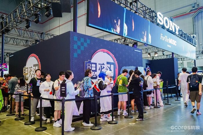 观众在鬼灭之刃展区打卡拍摄纪念照片