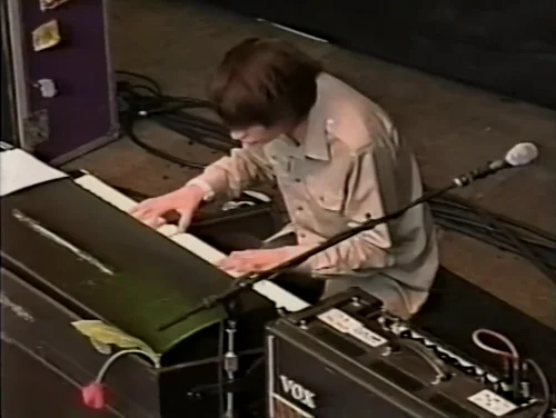 一张截图：Radiohead 1998年 Tibetan Freedom 音乐会上的 Jonny。注意 Jonny 在串接“Normal”和“Brilliant”频道来混合两者，但“Vib-Trem”频道并没有被使用。