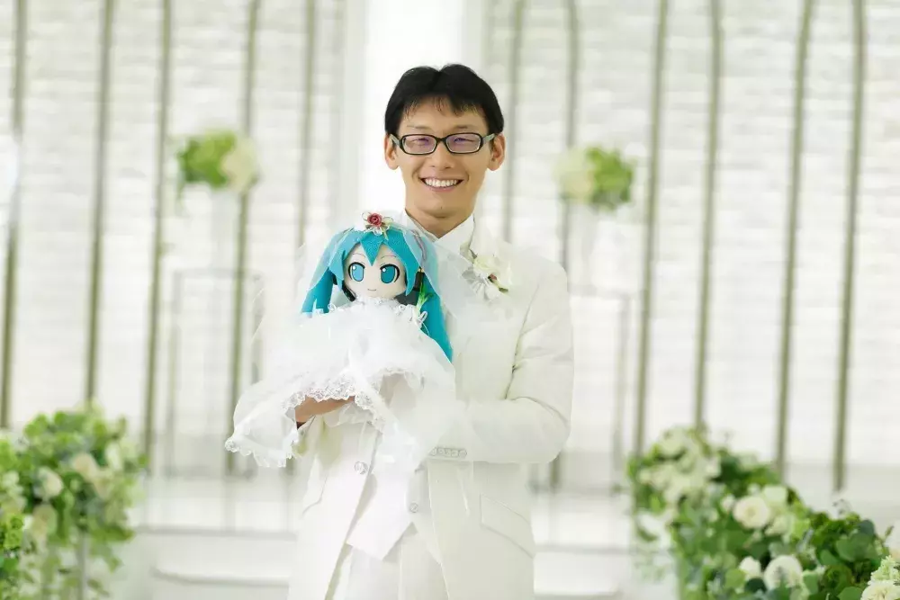 那個和初音未來扯結婚證的日本老哥