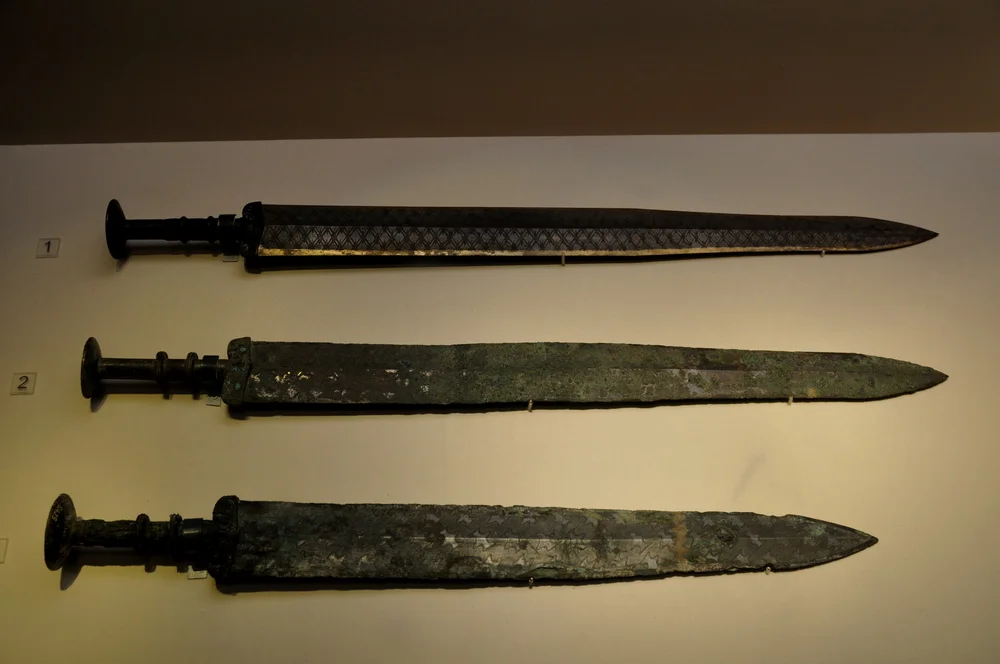 战国的青铜剑，剑身为了保持强度造得相对短宽，有些做工精良的剑会有华丽的花纹。此图由笔者本人拍摄。