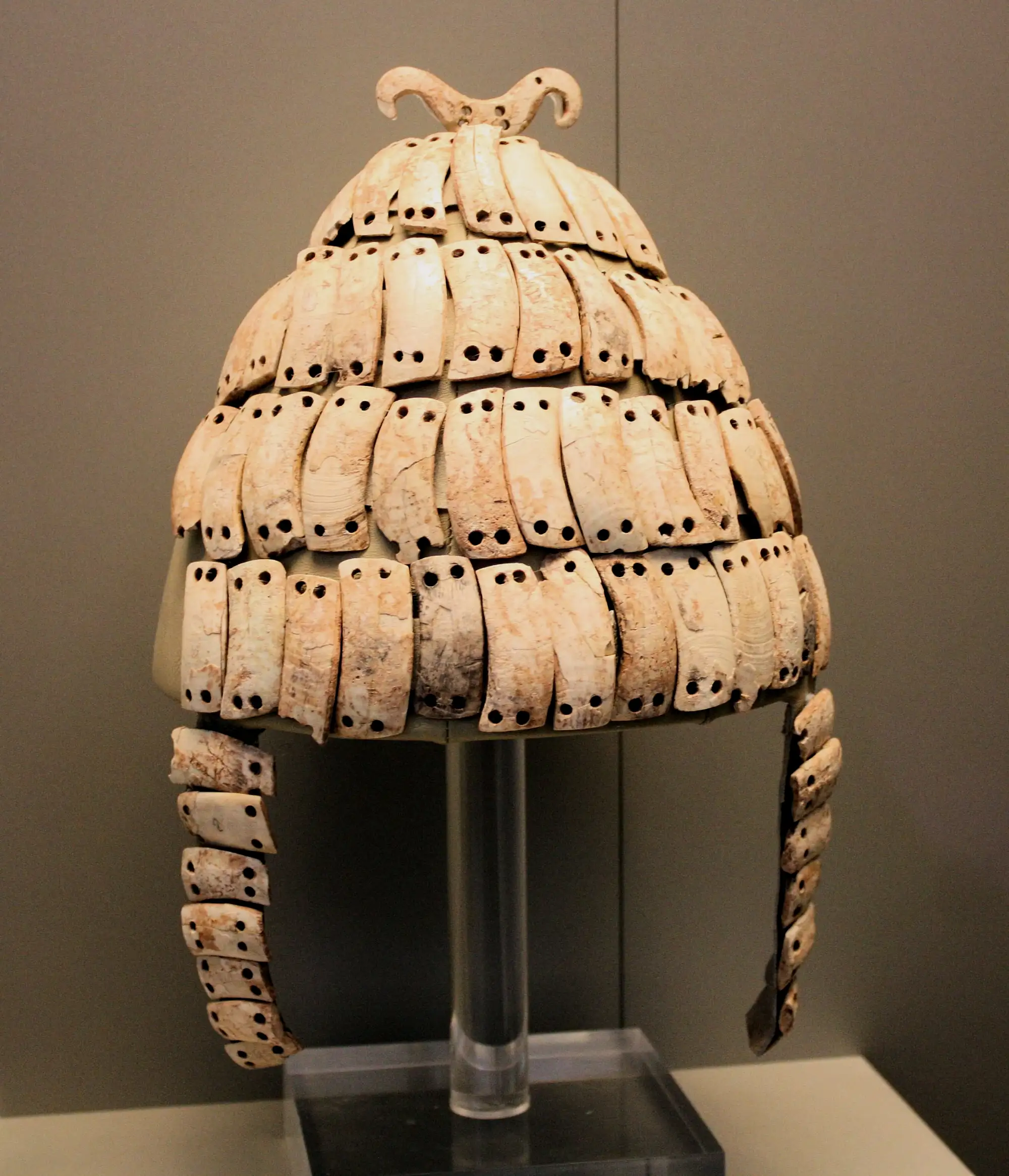 大约公元前16世纪的迈锡尼猪牙盔，特洛伊战争时的希腊士兵戴的大概就是这种