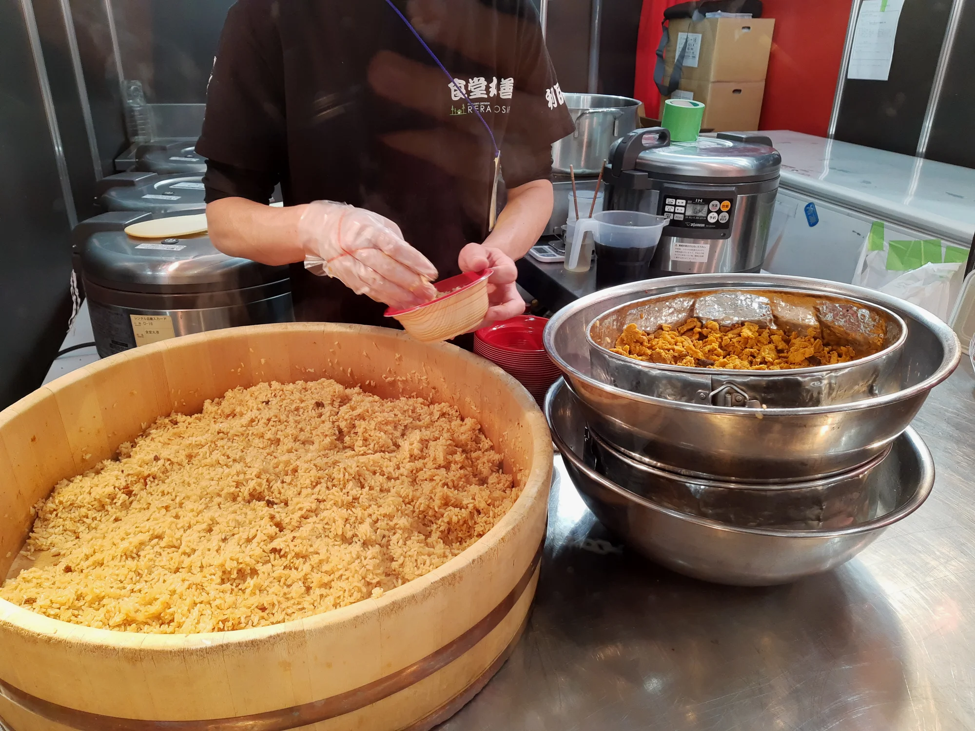 一大盘的海胆和鱼子