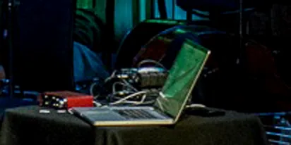 Jonny 2014年 Barbican 音乐节上演出 Electric Counterpoint 时的电脑配置：一台 MacBook Pro 13寸笔记本、Focusrite Scarlett 2i4 USB 声卡以及两个 BSS Audio AR-133。