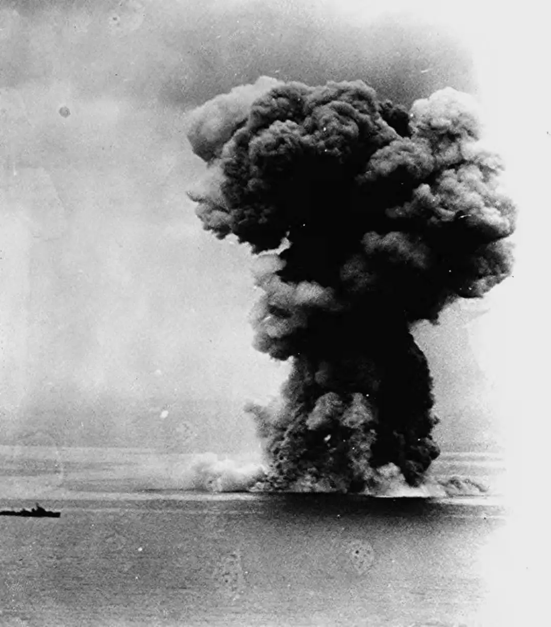1945年4月7日，大和舰殉爆的照片，美国海军拍摄