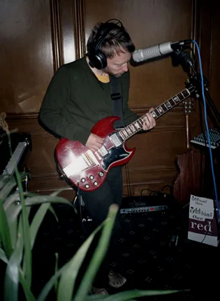 Thom 在录制专辑 In Rainbows 时演奏他的‘64 Gibson SG。